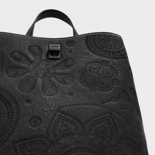 Desigual - Sac à dos clouté et brodé...