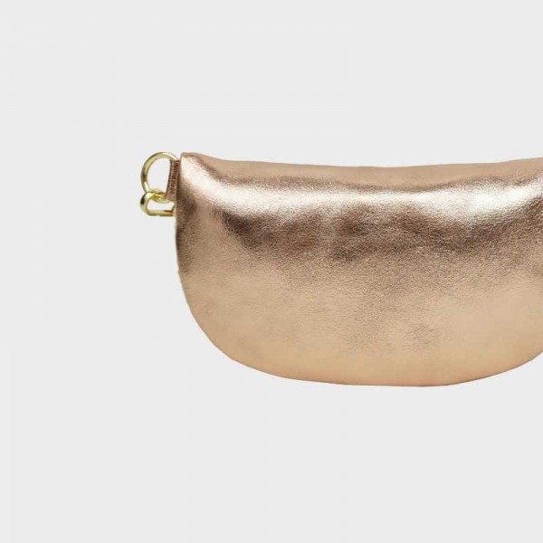 Anais - Sac banane en raphia garni... Anais - Sac banane en raphia garni...