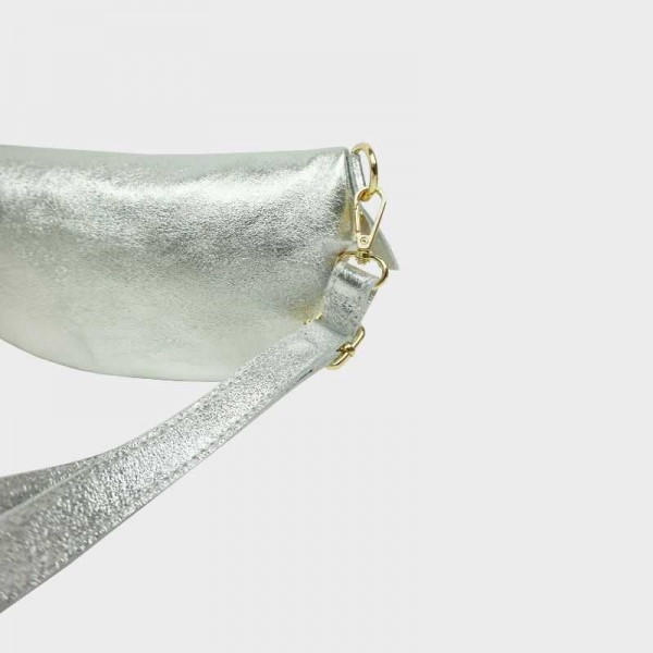 Anais - Sac banane en raphia garni... Anais - Sac banane en raphia garni...