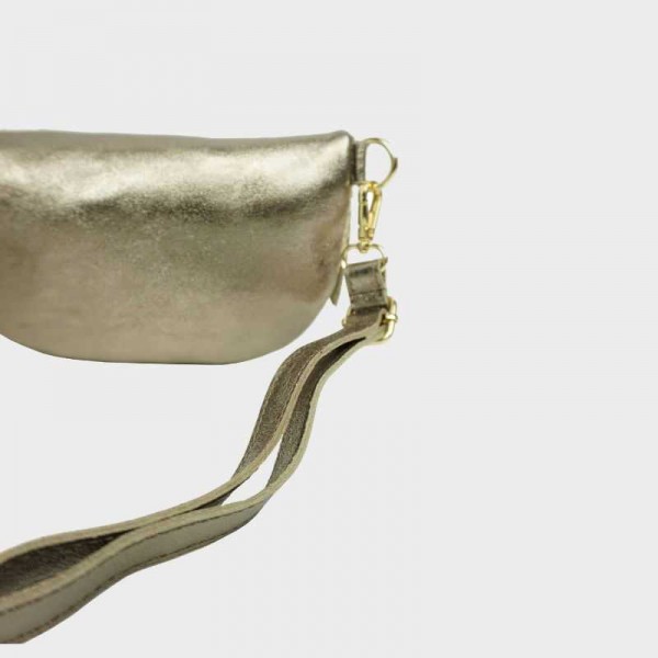 Anais - Sac banane en raphia garni... Anais - Sac banane en raphia garni...