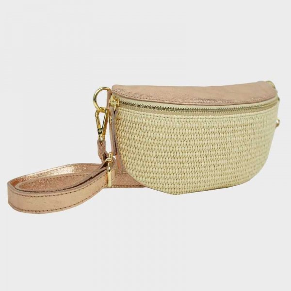 Anais - Sac banane en raphia garni... Anais - Sac banane en raphia garni...