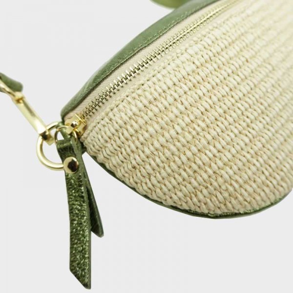 Anais - Sac banane en raphia garni... Anais - Sac banane en raphia garni...