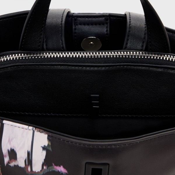 Desigual - Sac à dos noir à fleurs... Desigual - Sac à dos noir à fleurs...