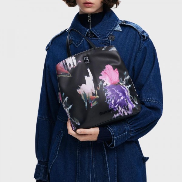 Desigual - Sac à dos noir à fleurs... Desigual - Sac à dos noir à fleurs...