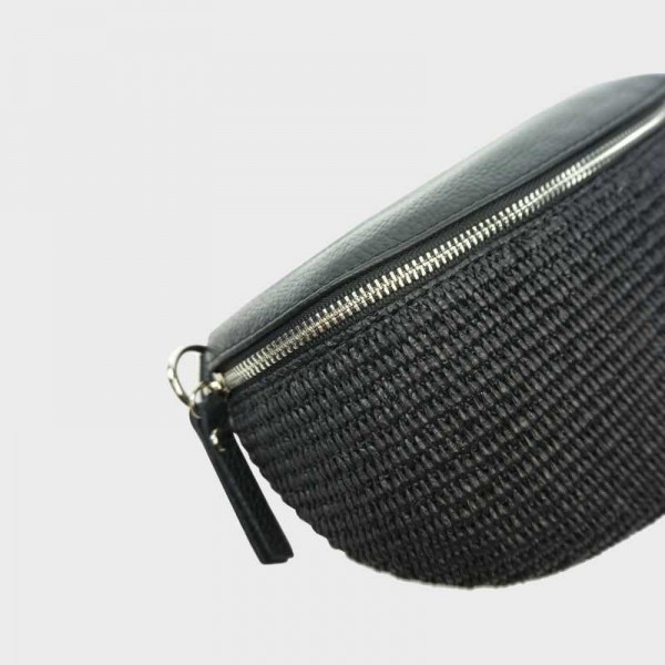 Anais - Sac banane en raphia garni... Anais - Sac banane en raphia garni...