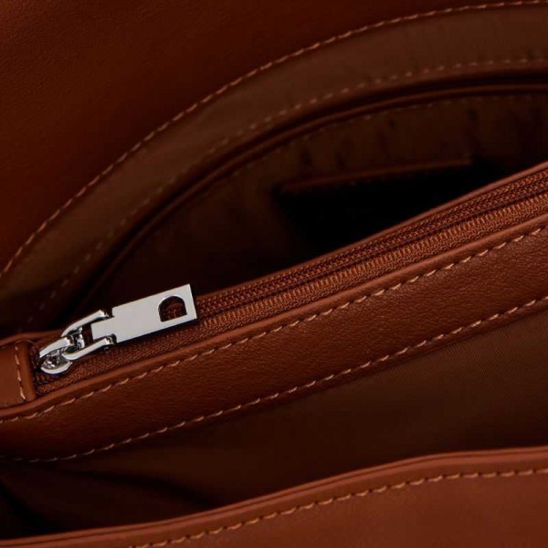 Desigual - Sac à dos camel effet cuir... Desigual - Sac à dos camel effet cuir...