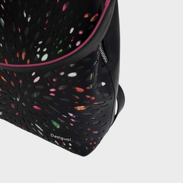 Desigual - Sac à dos noir perforé... Desigual - Sac à dos noir perforé...
