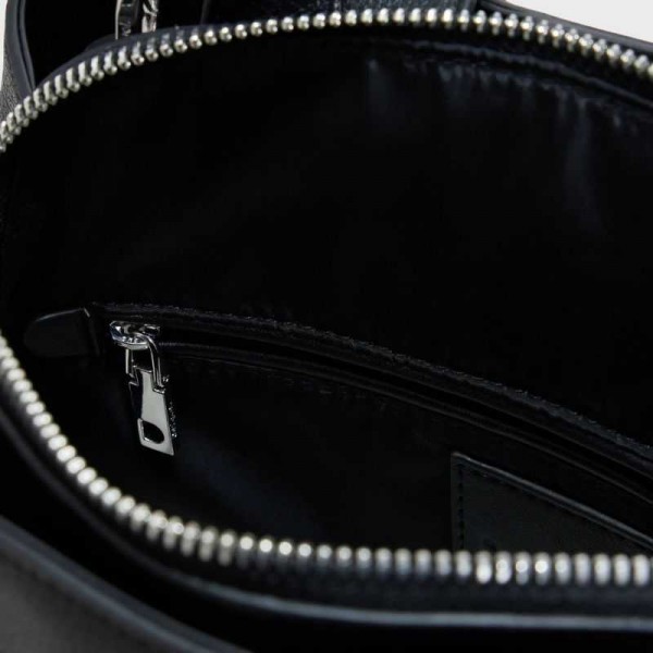 Desigual - Sac à dos noir perforé... Desigual - Sac à dos noir perforé...